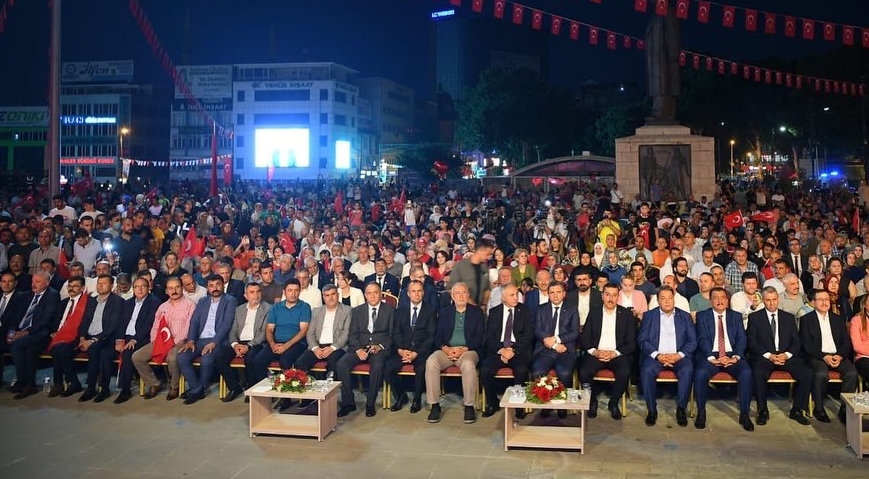15 Temmuz hain darbe girişiminin 6. yıl dönümü ve 15 Temmuz Demokrasi ve Milli Birlik Günü dolayısıyla akşam meydanda tören düzenlendi.