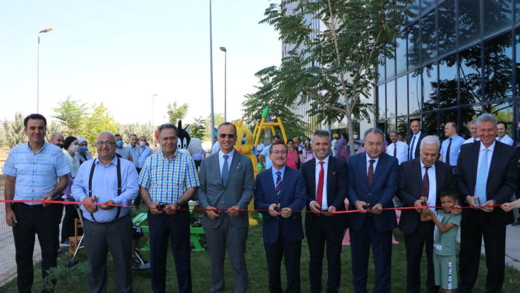 İnönü Üniversitesi Turgut Özal Tıp Merkezinin Karaciğer Nakli Enstitüsü içerisinde bilimsel toplantı salonu ile çocuk servisi için oyun parkı yapıldı.