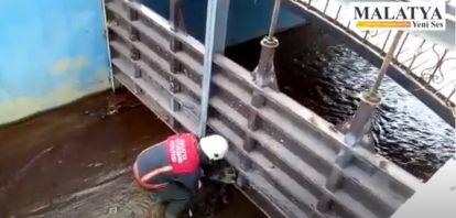 Su kanalının mazgalına sıkışan kediyi itfaiye kurtardı