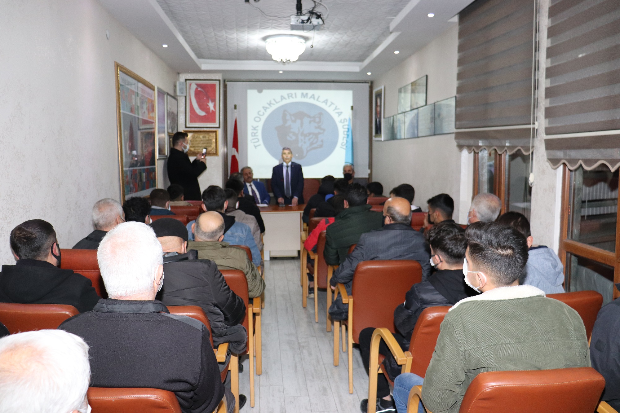 Türk Ocakları Malatya Şubesi tarafından geleneksel hale getirilen Ocakbaşı Sohbetleri kapsamında Doç. Dr. Hamdi Onay’ın konuşmacı olarak katıldığı “Deizm ve Açmazları” konulu konferans düzenlendi.