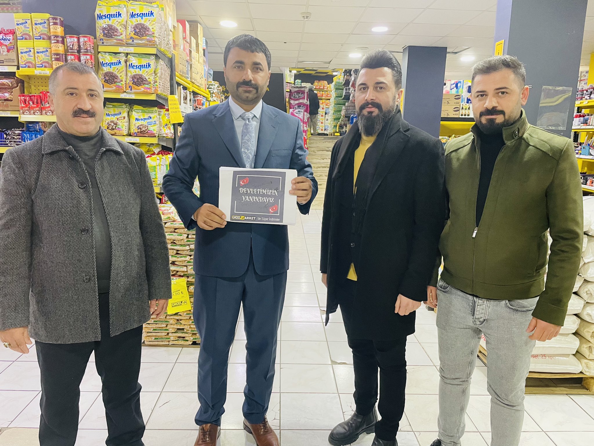 MHP Malatya İl Başkanı Mesut Samanlı, MHP Lideri Dr. Devlet Bahçeli’nin çağrısı üzerine ürünlerinde indirim yapan esnaf ve yerel marketleri ziyaret ederek teşekkür etti, birlikte indirim etiketlerini astılar.