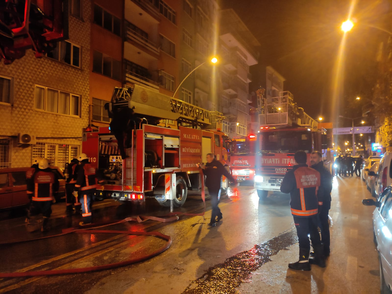 Malatya’da 5 katlı apartmanın son katında çıkan yangında Suriye uyruklu 5 kişi dumandan etkilenmeleri nedeniyle hastaneye kaldırılırken, mahsur kalan 5 vatandaş ise yine itfaiye ekiplerince kurtarıldı.