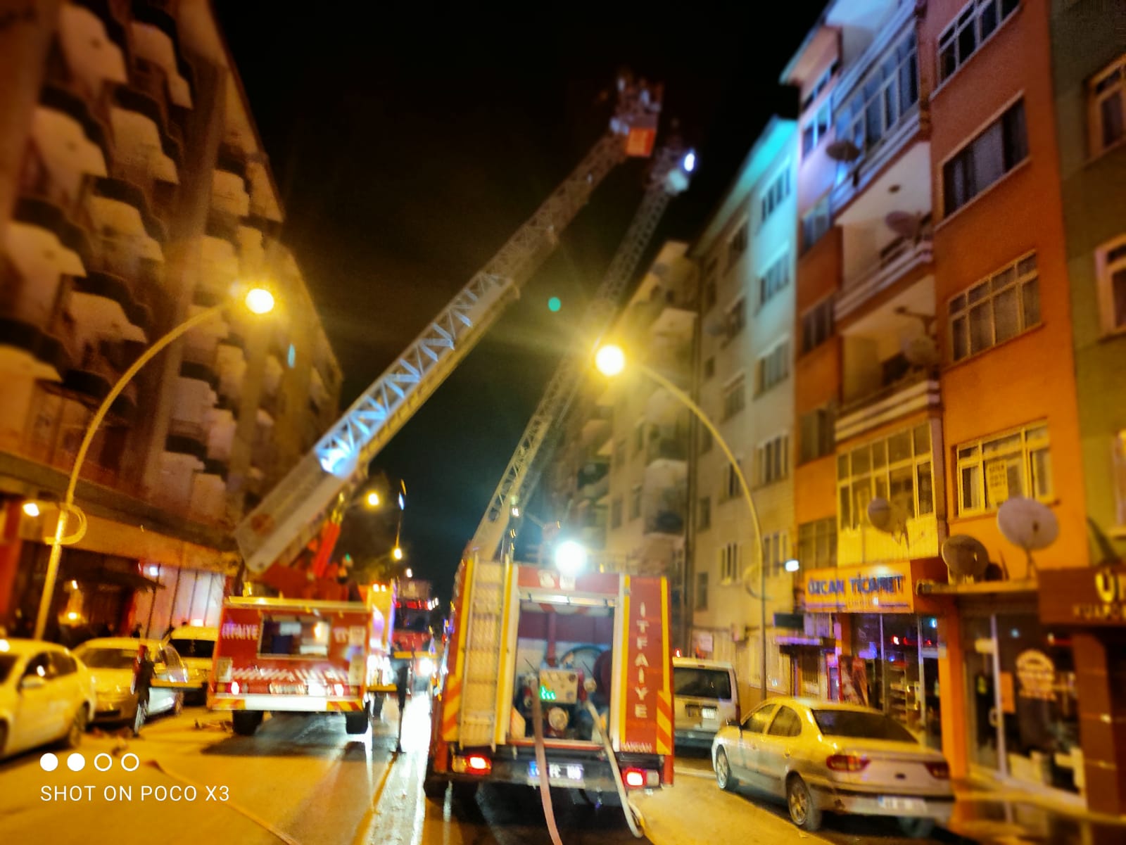 Malatya’da 5 katlı apartmanın son katında çıkan yangında Suriye uyruklu 5 kişi dumandan etkilenmeleri nedeniyle hastaneye kaldırılırken, mahsur kalan 5 vatandaş ise yine itfaiye ekiplerince kurtarıldı.