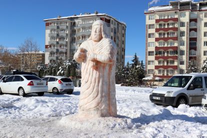 Kral için kardan dev heykel