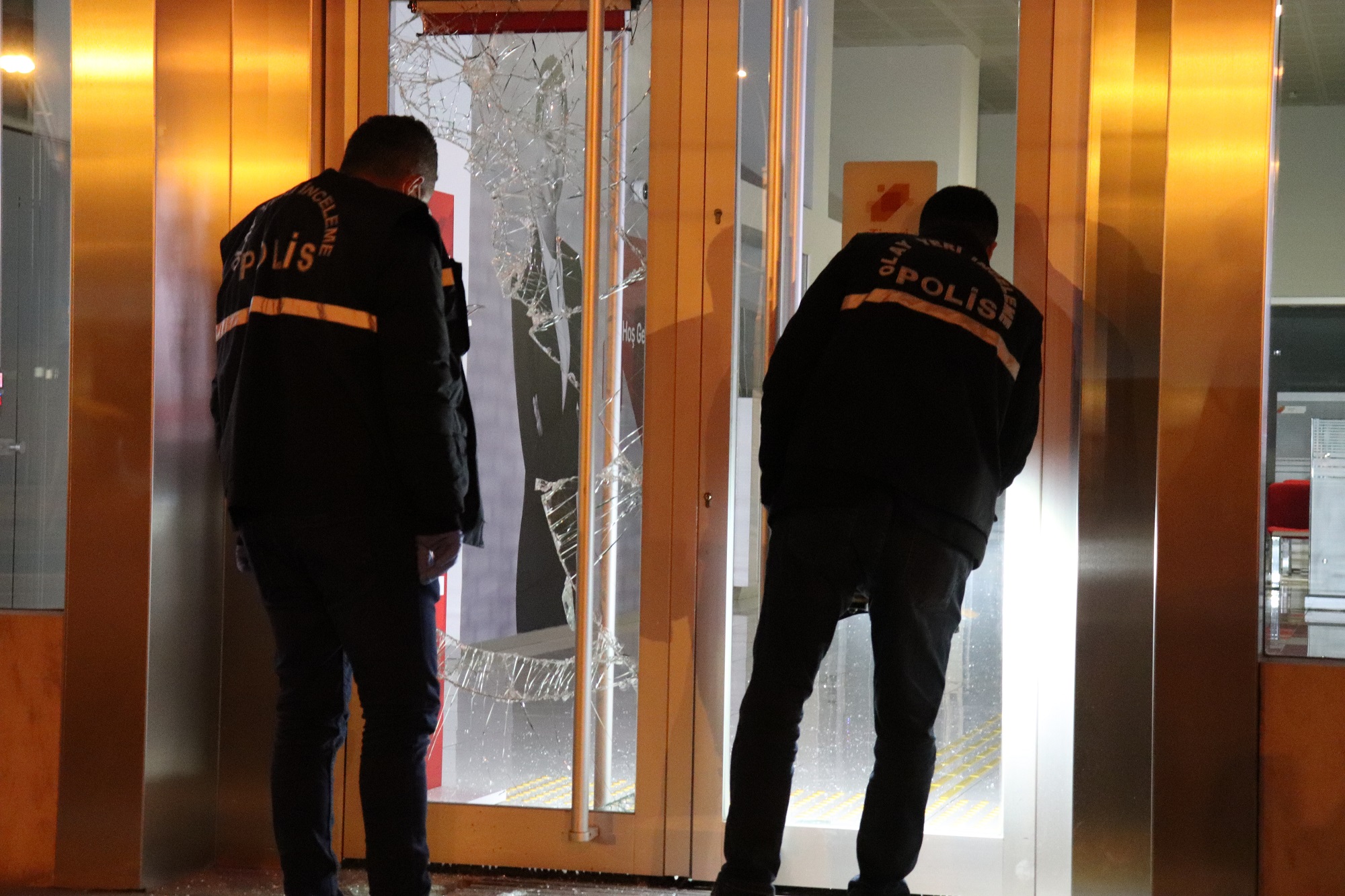 Malatya’da bir kişi, kaldırım taşı ile bir bankanın şubesinin giriş kapısının camlarını kırarak içeri girmek istedi, ancak çalan alarm üzerine bölgeye kısa sürede giren polis ekiplerince yakalanarak gözaltına alındı.
