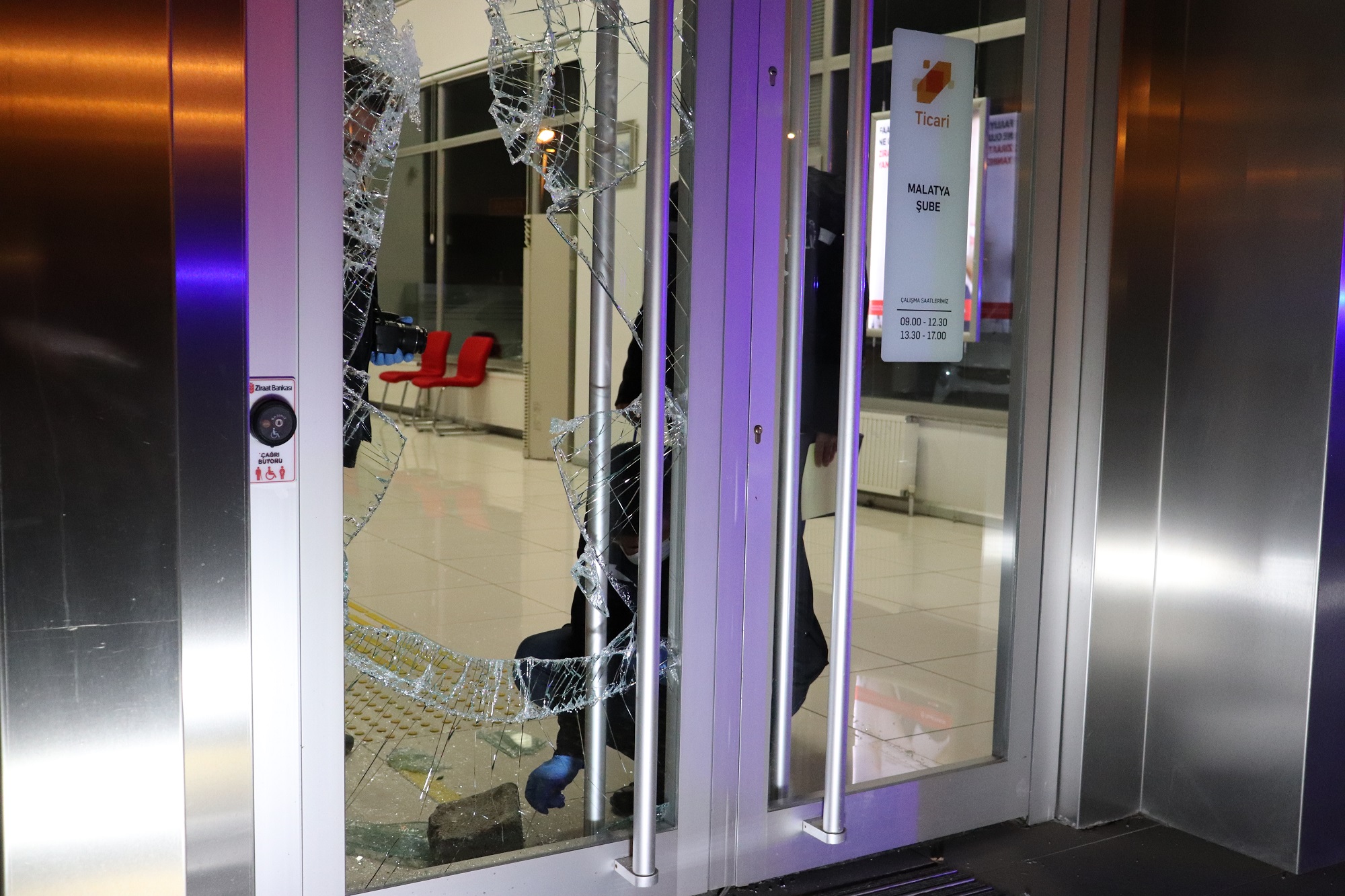 Malatya’da bir kişi, kaldırım taşı ile bir bankanın şubesinin giriş kapısının camlarını kırarak içeri girmek istedi, ancak çalan alarm üzerine bölgeye kısa sürede giren polis ekiplerince yakalanarak gözaltına alındı.
