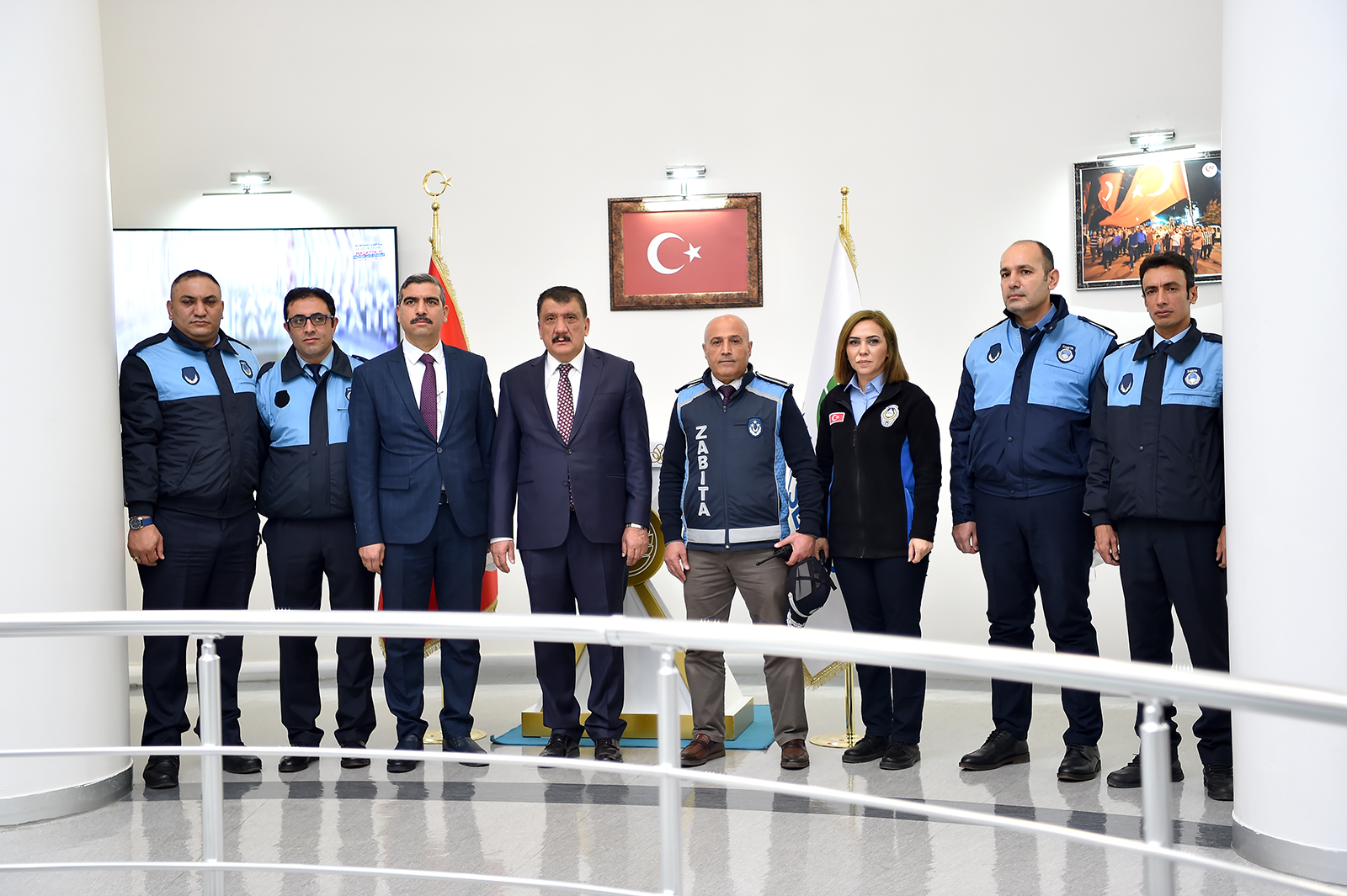Malatya Büyükşehir Belediyesi İnsan Kaynakları Daire Başkanlığı tarafından açılan görevde yükselme sınavında başarılı olan personeller, Malatya Büyükşehir Belediye Başkanı Selahattin Gürkan’ı ziyaret etti.