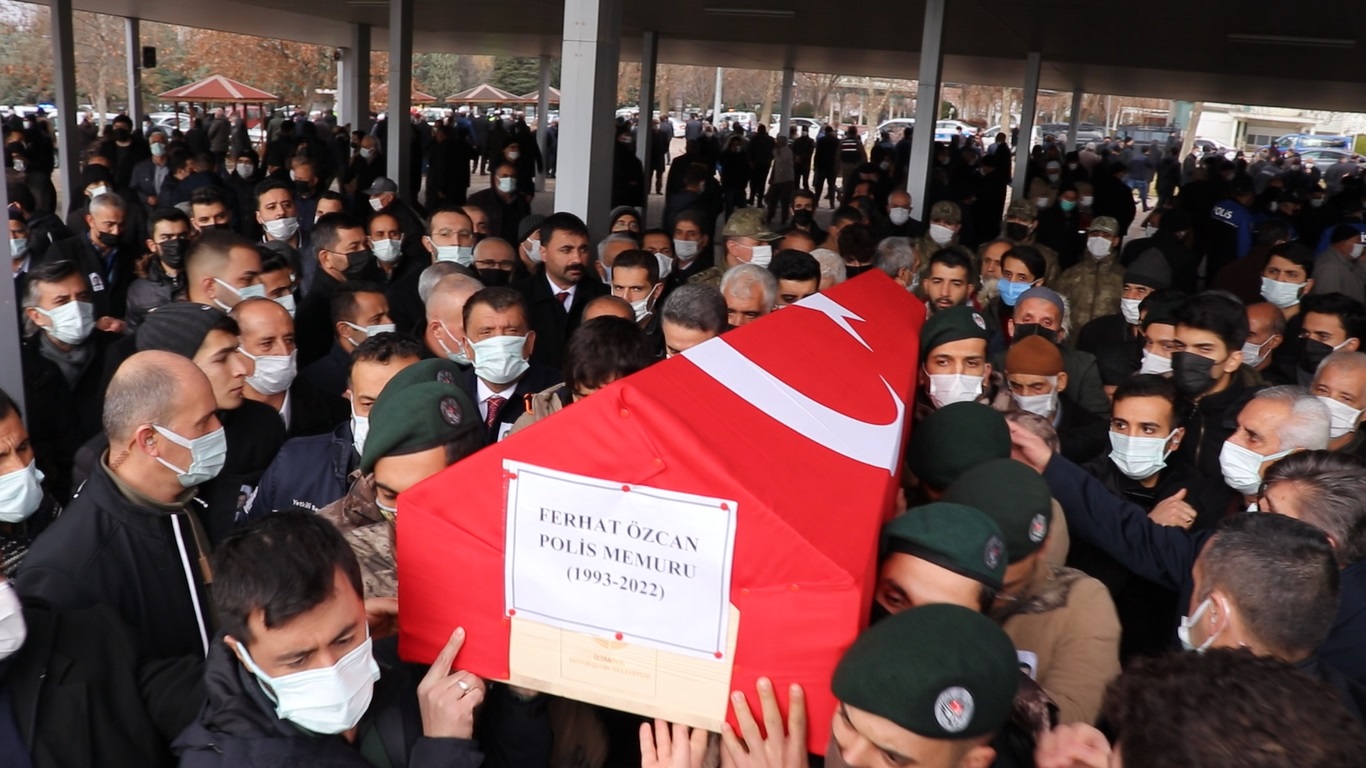 Hakkari’nin Yüksekova ilçesinde silah kazası sonucunda vefat eden 29 yaşındaki 7 yıllık  Özel Harekat Polisi Ferhat Özcan, memleketi Malatya’da gözyaşları arasında toprağa verildi.