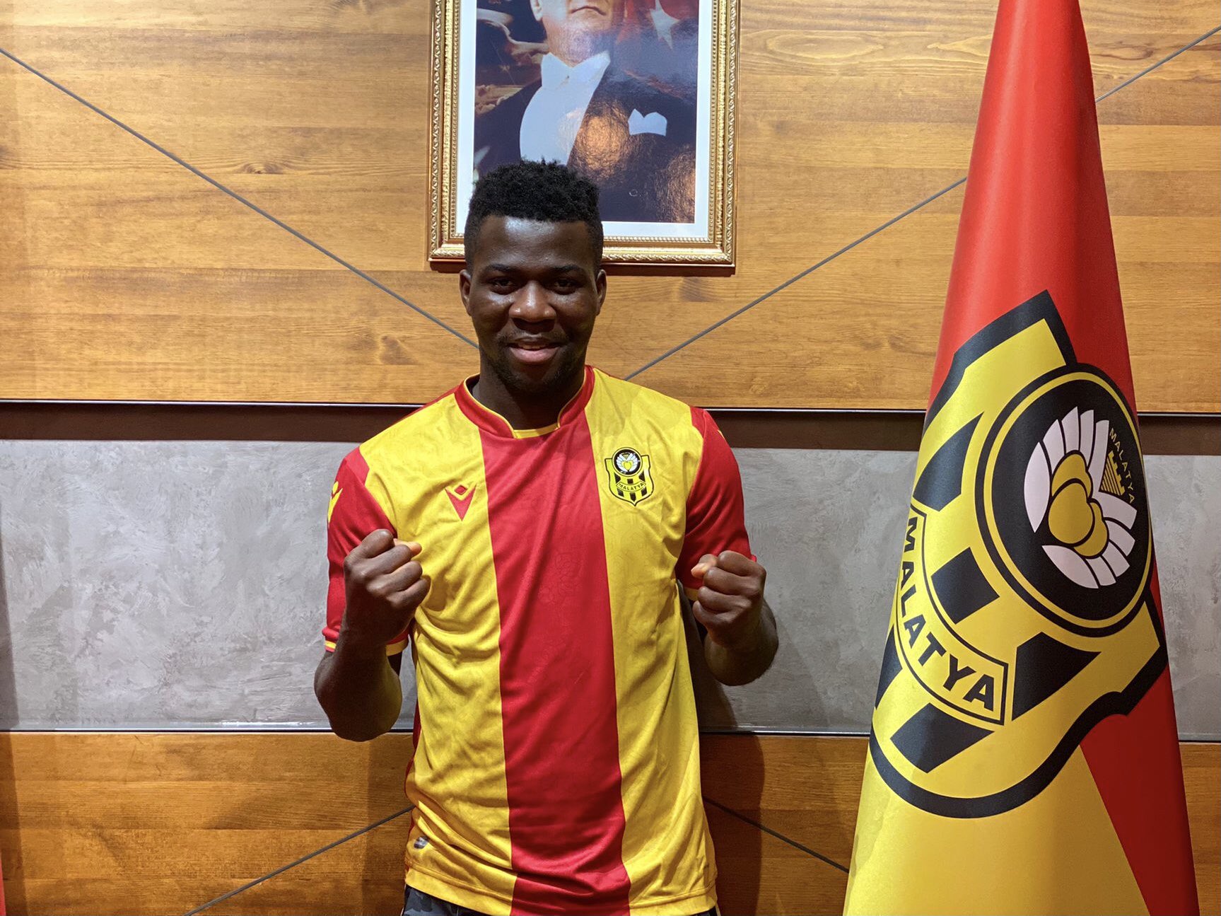 Süper lig ekiplerinden Öznur kablo Yeni Malatyaspor, ara tranfer çalışmaları kapsamında 25 yaşındaki orta saha oyuncusu Godfred Donsah ile 1+1 yıllık sözleşme imzaladı.
