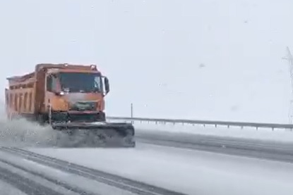 Malatya’da etkili olan kar yağışı nedeniyle şehirlerarası yolların ulaşıma kapanmaması için karayolları ekipleri tarafından etkili bir çalışma yürütülüyor.