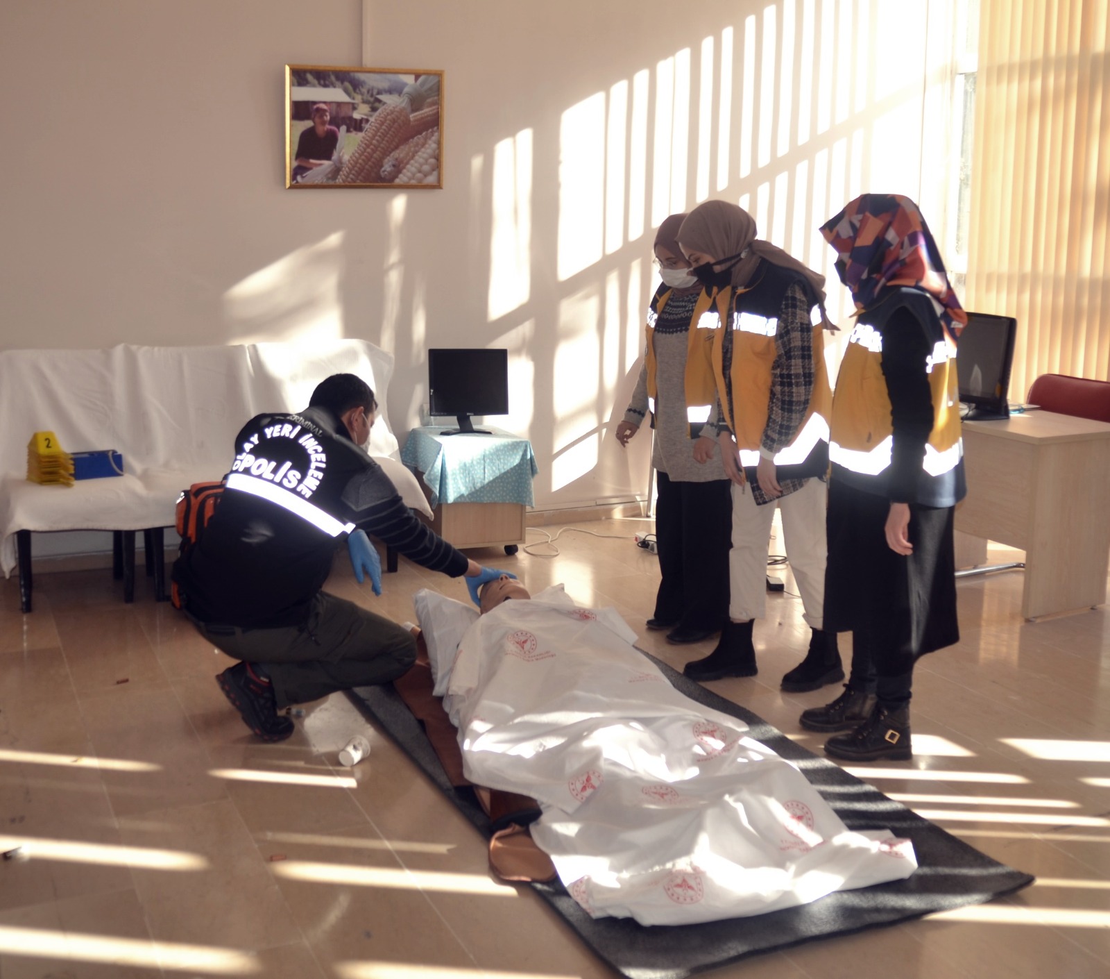 Malatya’da görev yapan 112 sağlık hizmetleri personeline Emniyet Olay Yeri İnceleme Şubesi ekiplerince Adli Vakalarda Maddi Delillere Yaklaşımı Eğitimi veriliyor.