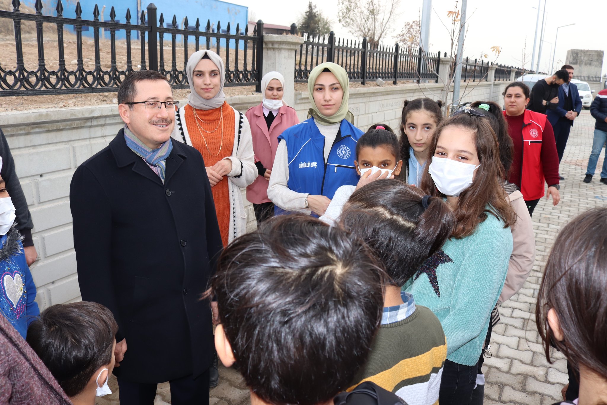 İnönü Üniversitesi rektörü Prof. Dr. Ahmet Kızılay, Melekbaba Mahallesinde düzenlenen etkinliğe katılarak burada mahalle çocukları ile bir araya geldi.