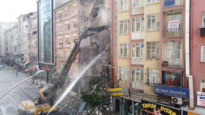 24 Ocak depreminin etkisi sürüyor, 5 katlı bina yıkıldı