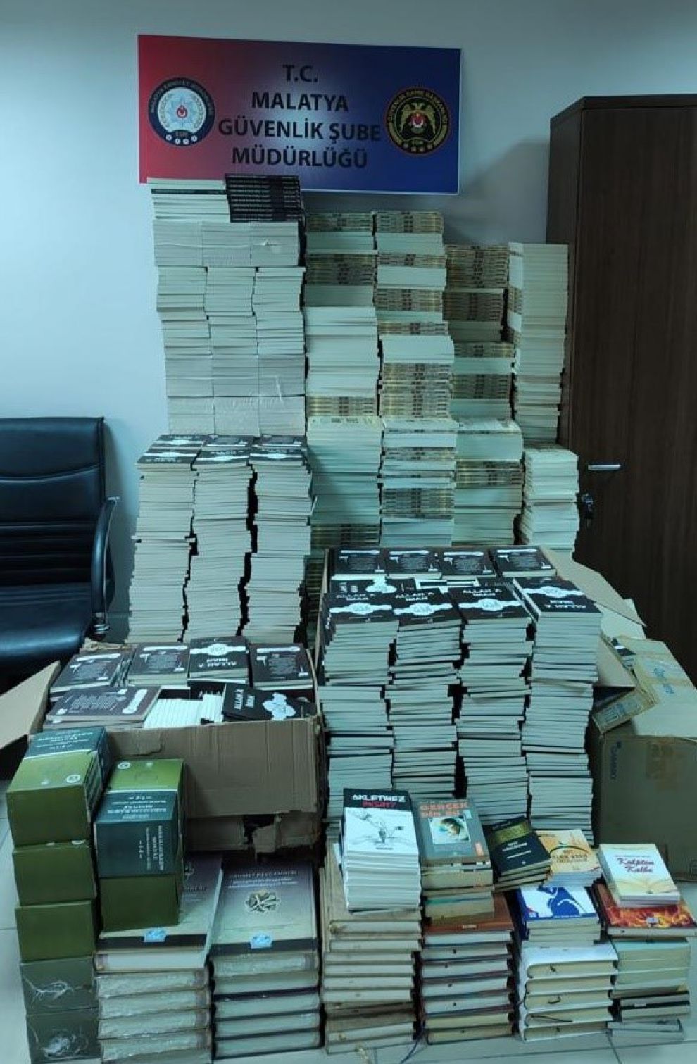 Polis 4 bin 632 kitaba el koydu