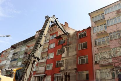 Ağır hasarlı 4 katlı bina boşaltılarak yıkıldı