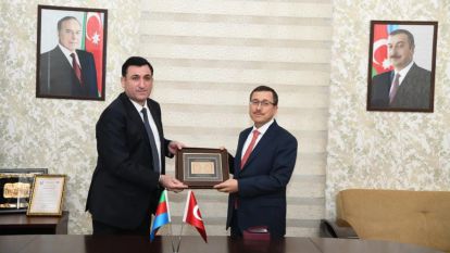 Rektör Kızılay Azerbaycan'da Özel Devlet Ödülünü Aldı