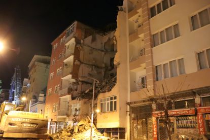 19 gün önce kolonlardaki ses üzerine boşaltılan bina yıkıldı