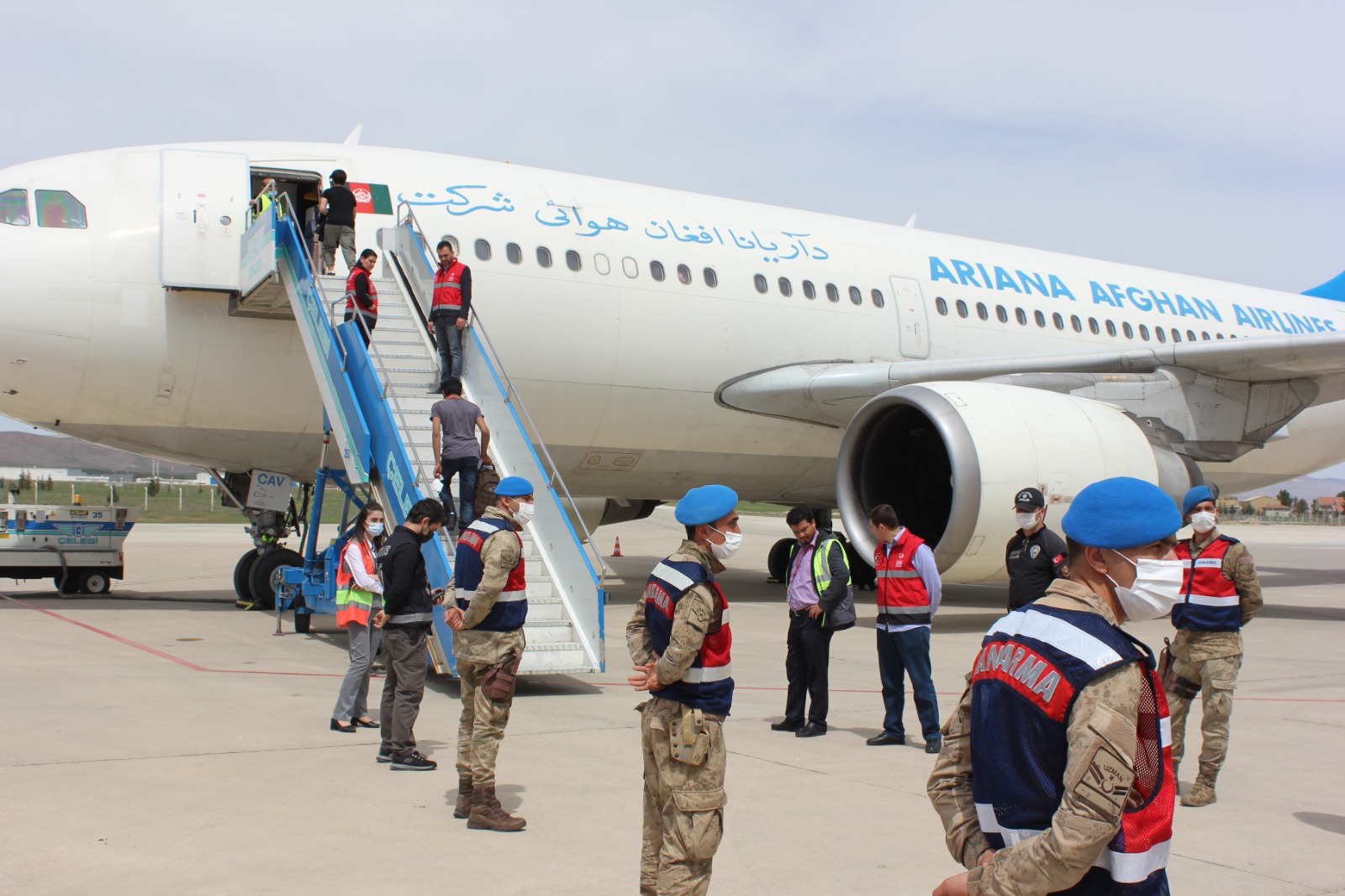 Malatya'dan Afganistan uyruklu 227 kaçak ülkelerine uçakla gönderildi. Aylarca yürüyerek  ülkeye giriş yapan Afganlılar, ülkelerine VİP  hizmeti alarak uçakla gönderildi.