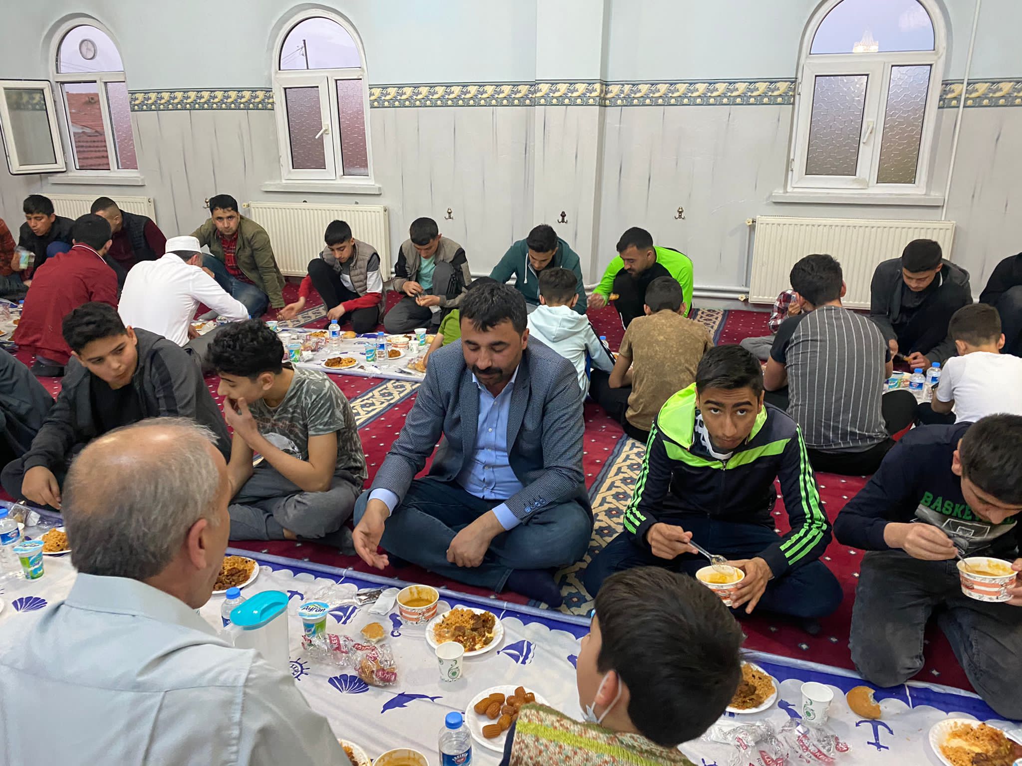 Milliyetçi Hareket Partisi Malatya İl Başkanı Mesut Samanlı ve İl Yönetimi, Kuran kursu öğrencilerine iftar yemeği verdi.