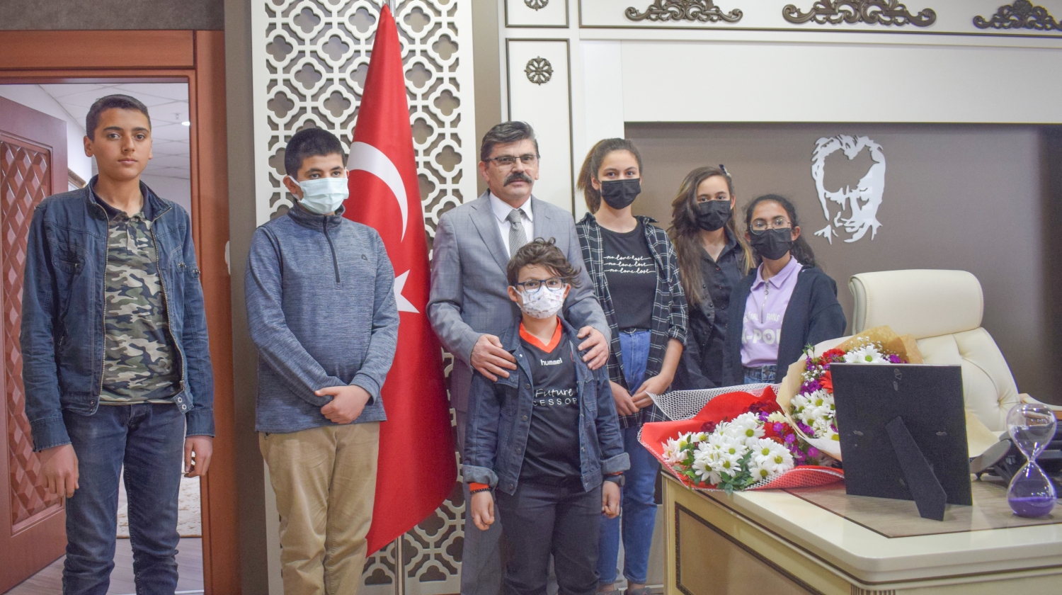 Malatya Kent Konseyi Çocuk Meclisi, Yürütme Kurulu üyeleri ve aileleri Türk Polis teşkilatının 177. Kuruluşunu kutlamak için Malatya Emniyet Müdürü Ercan Dağdeviren’i ziyaret edip, hafta dolayısıyla kendilerine çiçek takdim ettiler.