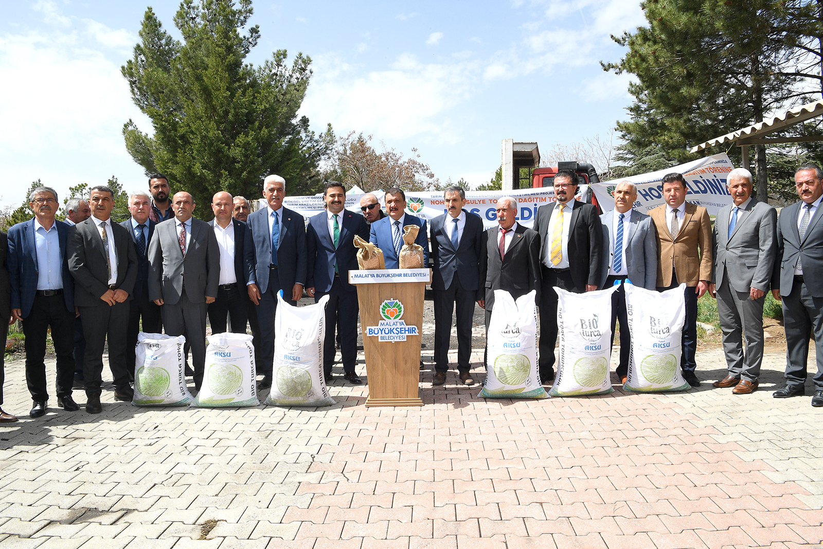 Malatya Büyükşehir Belediye Başkanı Selahattin Gürkan, Tarım ve Orman Bakanlığı ile birlikte gerçekleştirilen ‘Tarım Alanlarının Kullanımının Etkinleştirilmesi’ projesi kapsamında Arguvan’da nohut dağıtım törenine katıldı.
