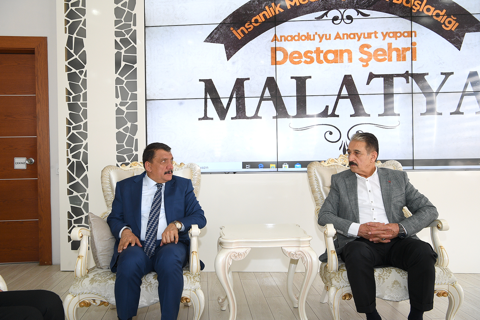 Malatya Büyükşehir Belediye Başkanı Selahattin Gürkan Esnaf Sanatkârlar Odaları Birliği (ESOB) Başkanı Şevket Keskin’i makamında kabul ederek bir süre görüştü. Başkan Gürkan, Büyükşehir Belediyesi olarak her zaman esnafların yanında olduklarını ifade etti