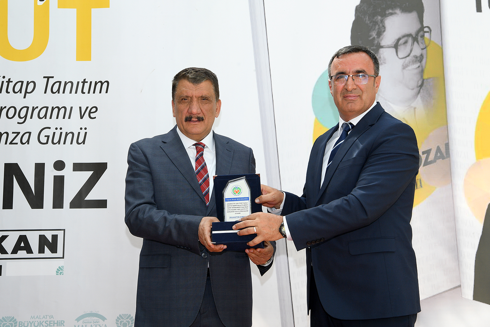 Malatya Büyükşehir Belediyesi Kültür ve Sosyal İşler Dairesi tarafından basımı gerçekleştirilen, Malatyalı Araştırmacı Yazar Nezir Kızılkaya’nın ‘Gençler için Turgut Özal’ kitabının tanıtımı ve imza töreni gerçekleştirildi.