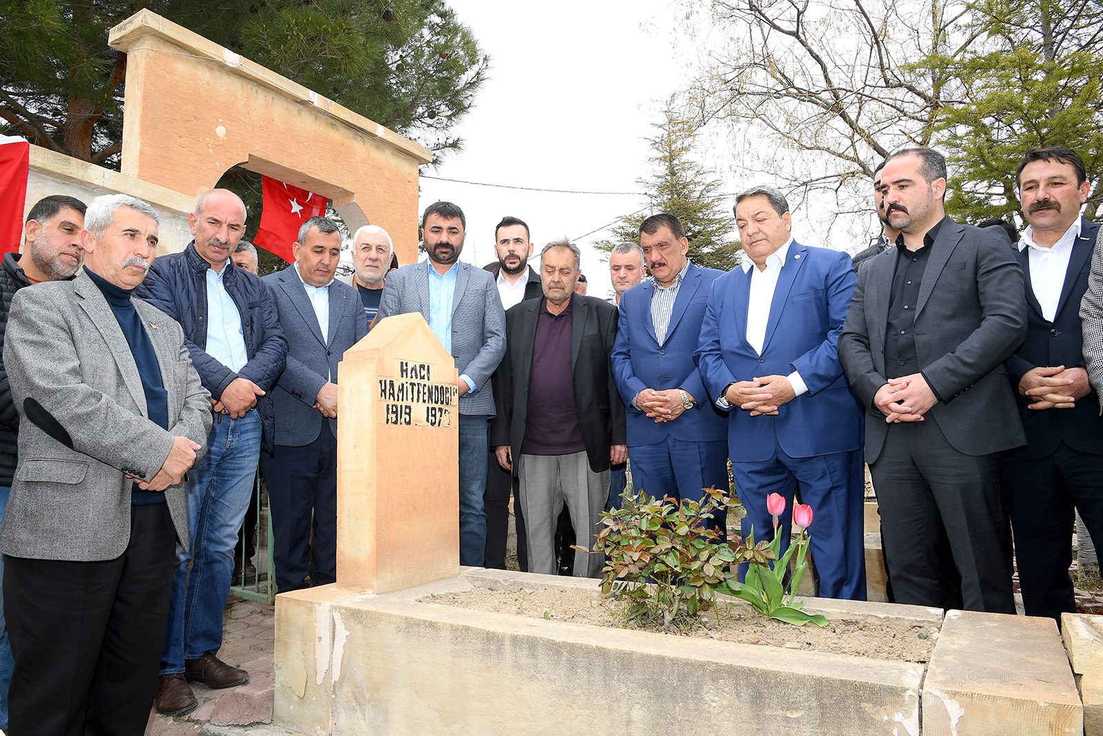 Malatya Belediyesi eski başkanlarından olan, 1978 yılında hain saldırıda iki torunu ve geliniyle birlikte hayatını kaybeden Hamit Fendoğlu, mezarı başında dualarla anıldı.