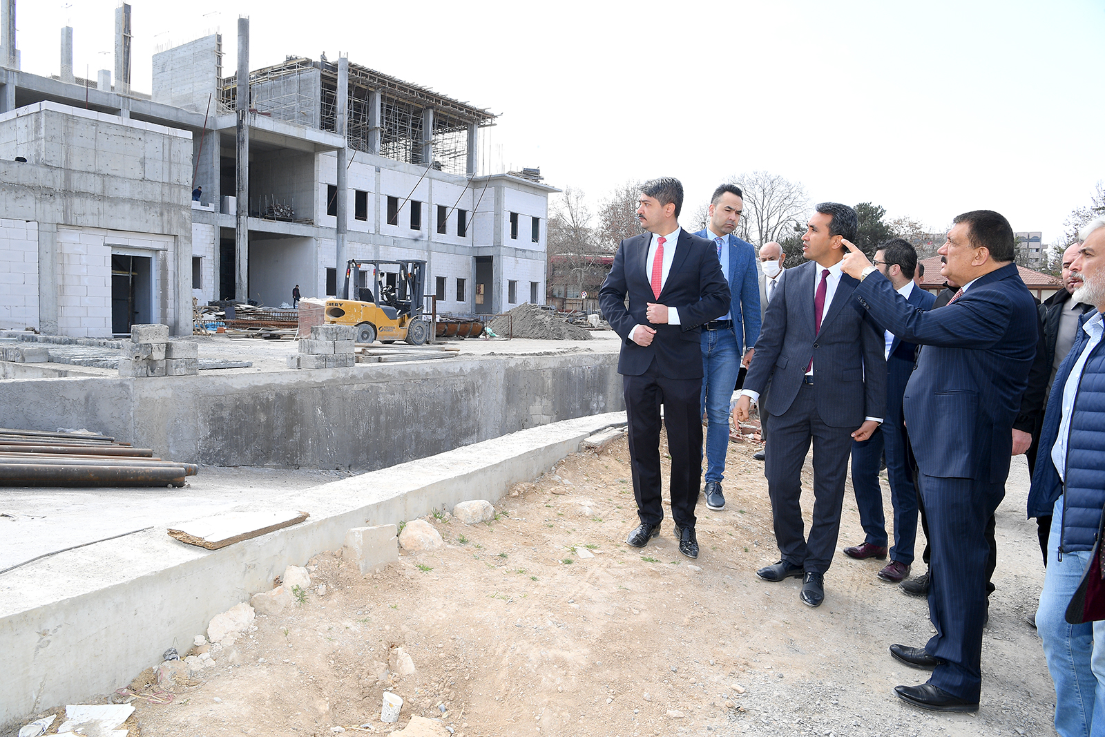 Malatya Büyükşehir Belediye Başkanı Selahattin Gürkan kaba inşaatı büyük oranda tamamlanan Millet Kütüphanesinde incelemelerde bulundu.