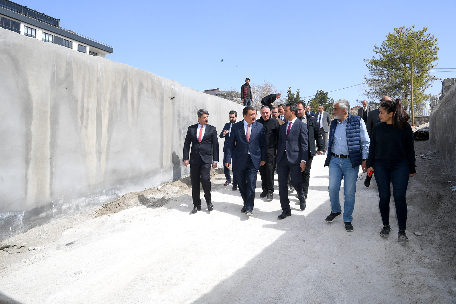 Malatya Büyükşehir Belediye Başkanı Selahattin Gürkan kaba inşaat çalışmaları devam eden Millet Kütüphanesi altındaki otopark kısmında incelemelerde bulunarak, yapılan çalışmalar hakkında bilgiler aktardı.