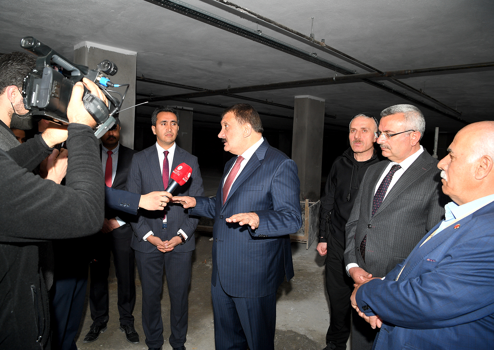 Malatya Büyükşehir Belediye Başkanı Selahattin Gürkan kaba inşaat çalışmaları devam eden Millet Kütüphanesi altındaki otopark kısmında incelemelerde bulunarak, yapılan çalışmalar hakkında bilgiler aktardı.