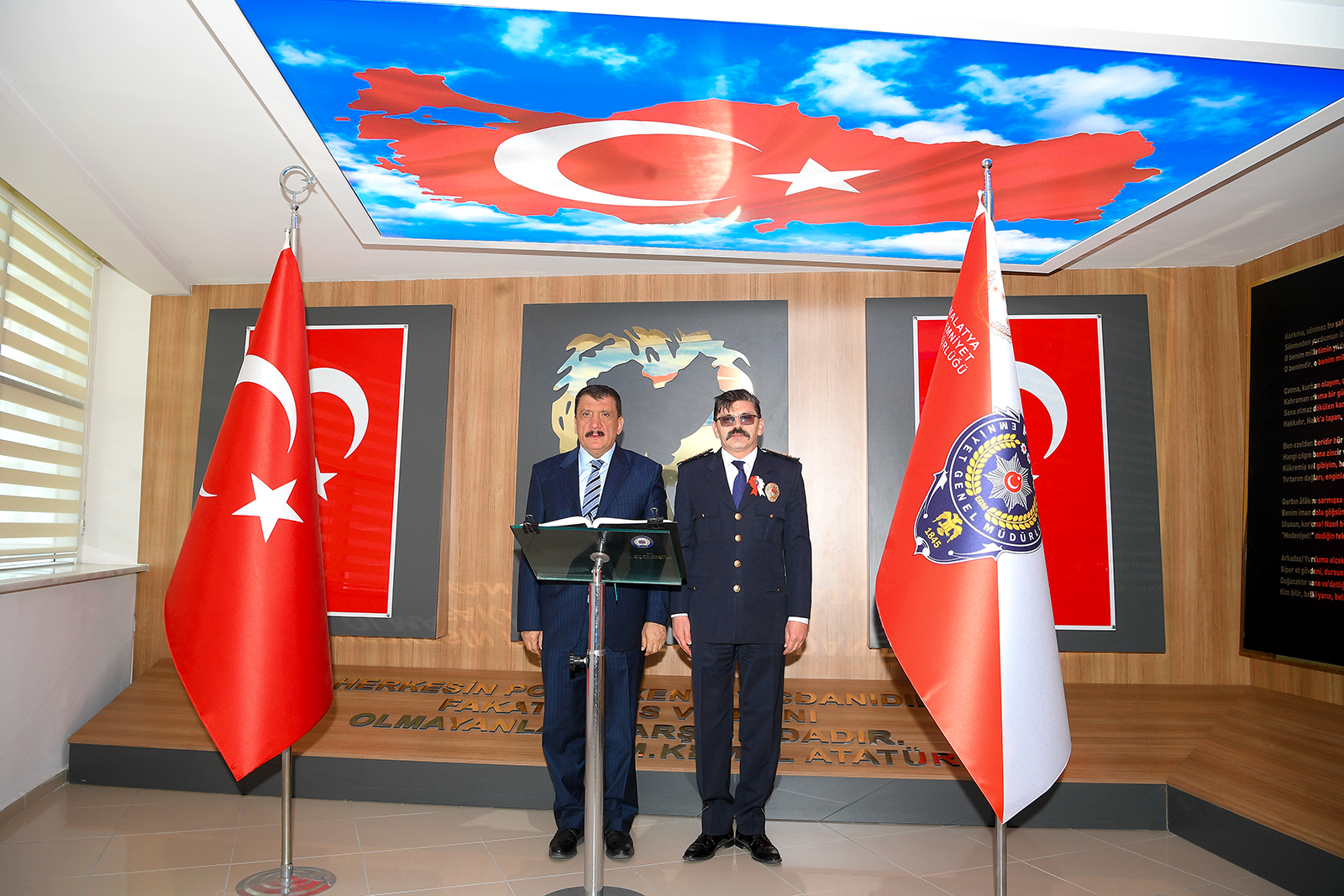 Malatya Büyükşehir Belediye Başkanı Selahattin Gürkan, Türk Polis Teşkilatının 177. Kuruluş yıldönümü nedeniyle İl Emniyet Müdürü Ercan Dağdeviren’i ziyaret etti.