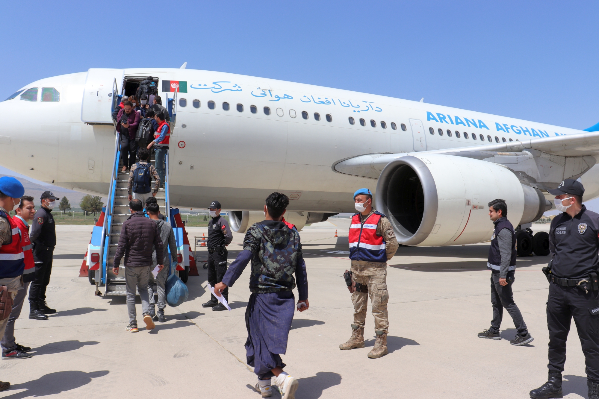 İçişleri Bakanlığı Göç İdaresi Başkanlığı’na bağlı Malatya’daki Geri Gönderme Merkezinde son 4 gün içerisinde 908 Afganistan uyruklu düzensiz göçmen uçakla ülkelerine gönderildi.