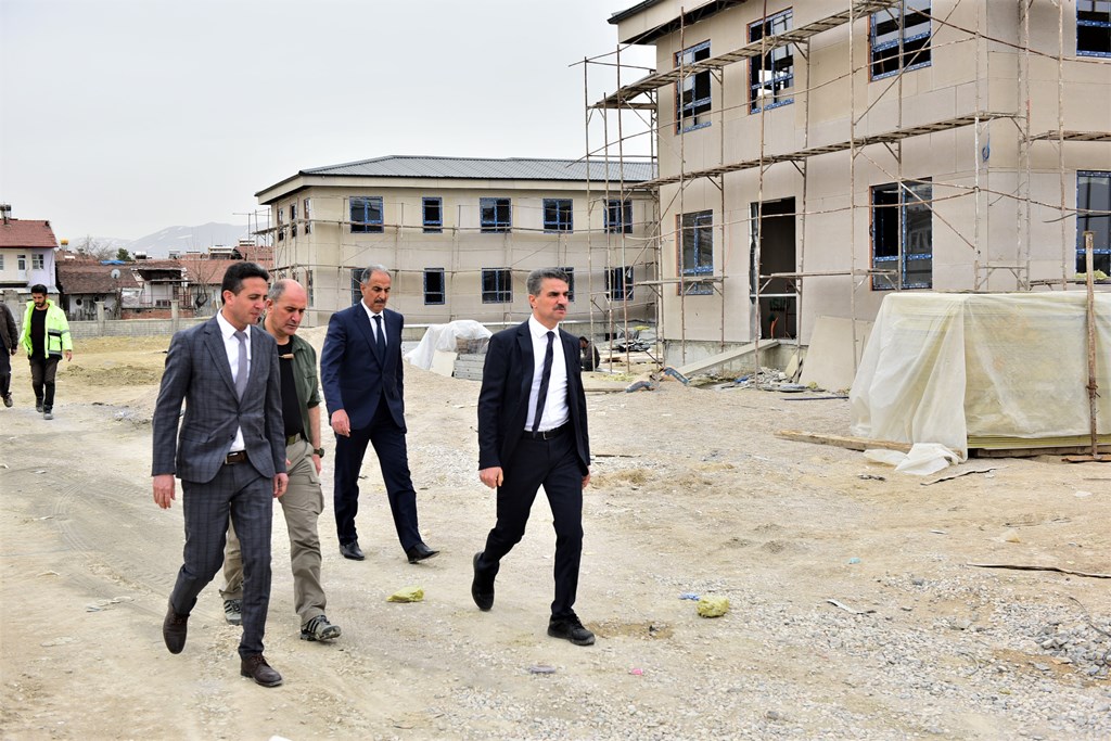 Vali Aydın Baruş, 24 Ocak depreminin ardından zarar gören okulları yeniden eğitim hayatına kazandırmak amacıyla yapımı devam eden okul inşaat alanlarında incelemelerde bulundu.