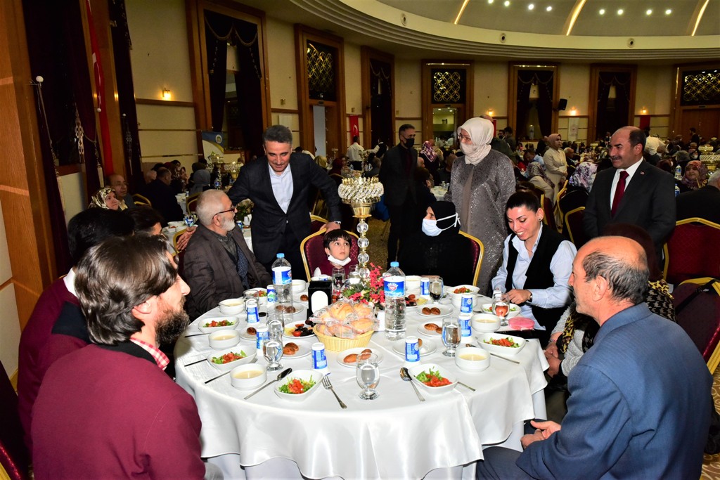 Vali Aydın Baruş ve eşi Nagihan Baruş ev sahipliğinde  Şehit Aileleri, Gaziler ve Gazi Aileleri onuruna verilen iftar yemeği verildi. 