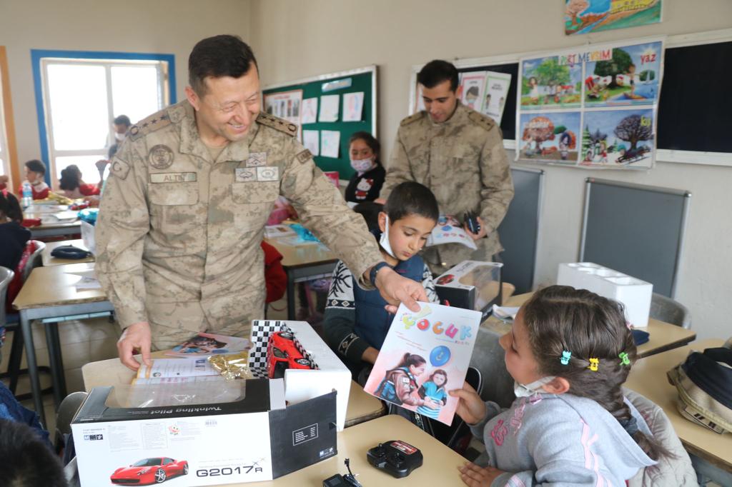  Malatya İl Jandarma Komutanı Albay Ercan Altın, Söğüt İlkokulu ziyaret ederek, burada çocuklara hediyeler verdi.