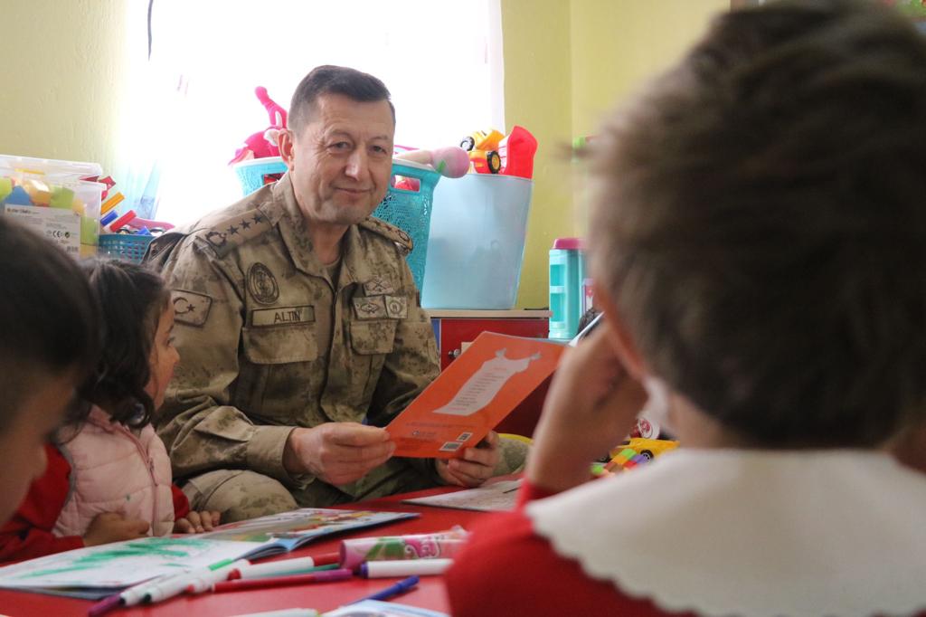  Malatya İl Jandarma Komutanı Albay Ercan Altın, Söğüt İlkokulu ziyaret ederek, burada çocuklara hediyeler verdi.