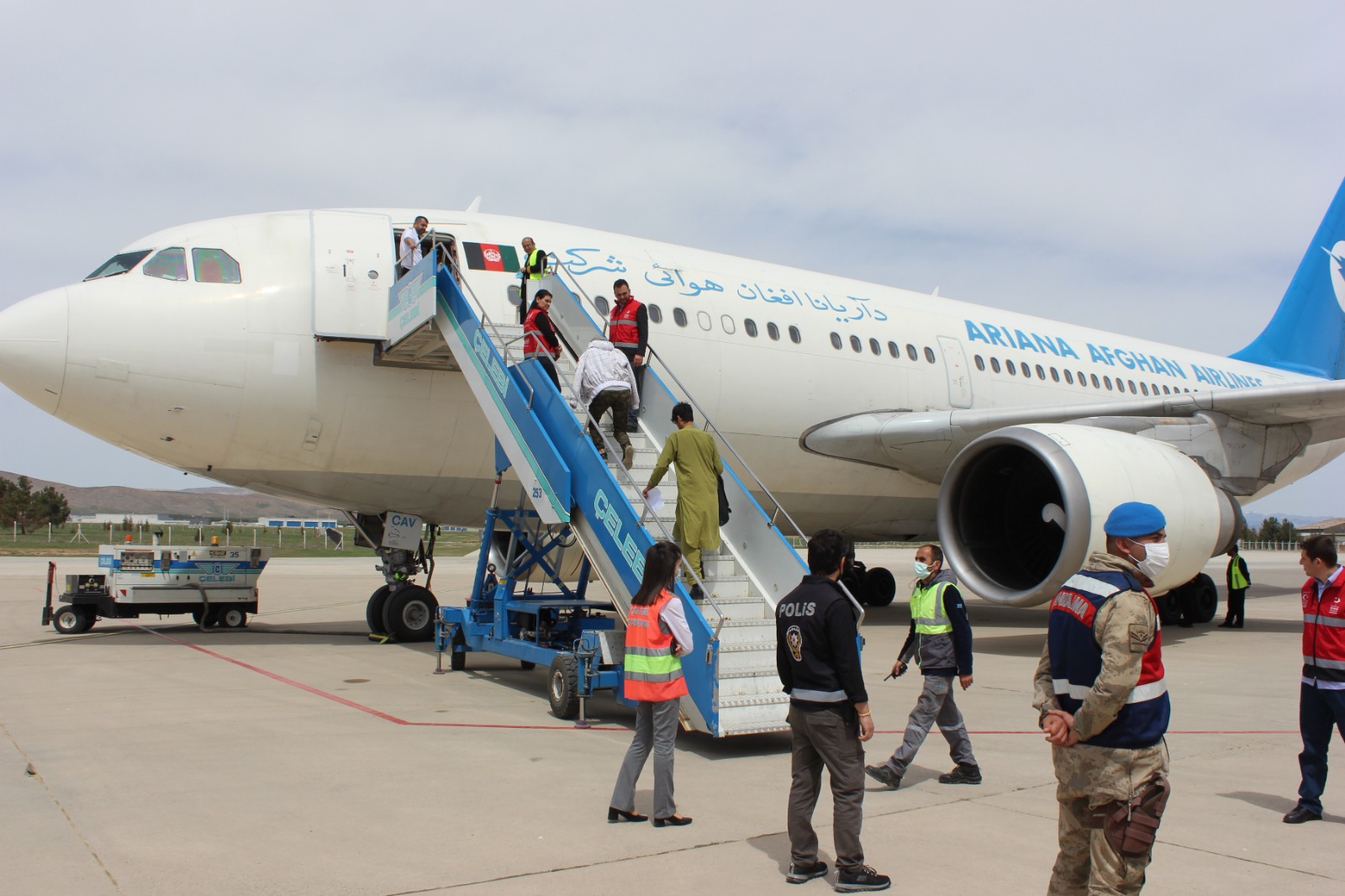 Malatya'dan Afganistan uyruklu 227 kaçak ülkelerine uçakla gönderildi. Aylarca yürüyerek  ülkeye giriş yapan Afganlılar, ülkelerine VİP  hizmeti alarak uçakla gönderildi.