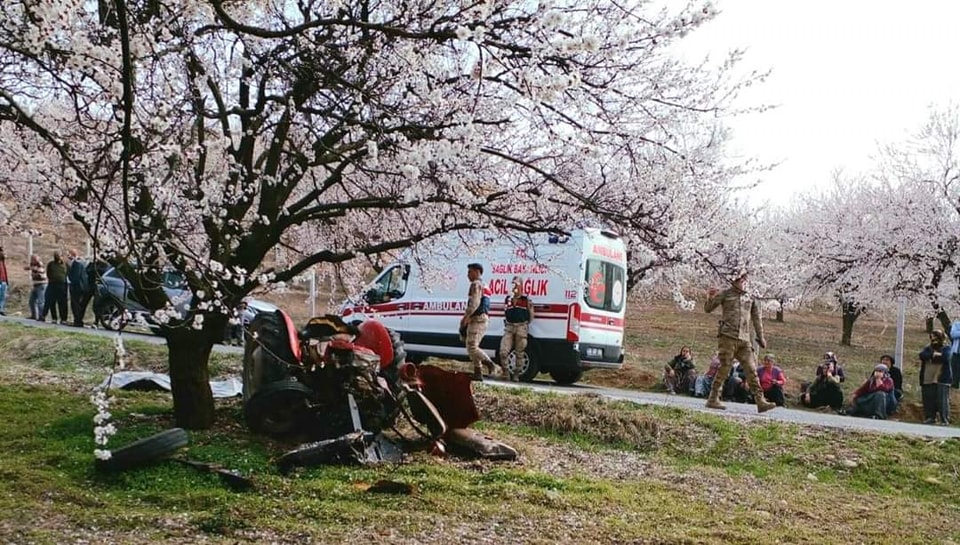 Malatya’da traktörün ağaca çarpması sonucu 72 yaşındaki sürücüsü hayatını kaybetti.