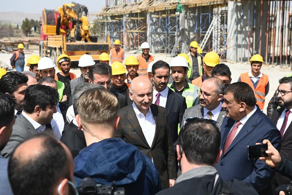 Malatya'ya gelen Ulaştırma ve Altyapı Bakanı Adil Karaismailoğlu, Malatya Havalimanı'nda devam eden yeni terminal binası inşaatında incelemede bulunarak, proje hakkında bilgi aldı,