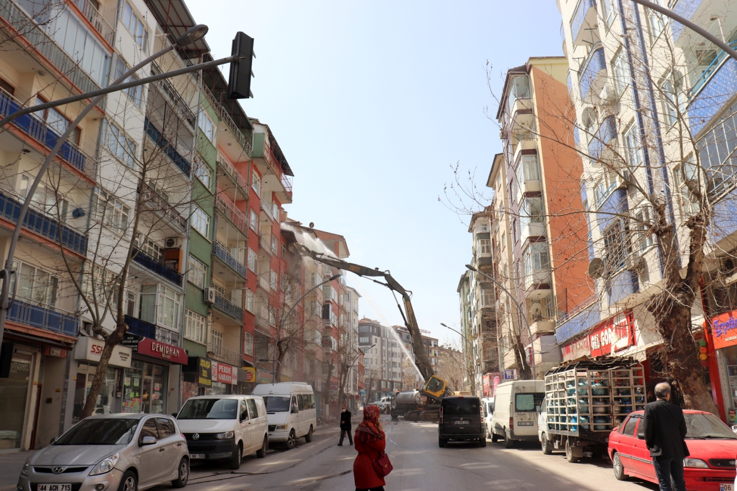 Malatya’da 2 yıl önceki 24 Ocak depreminde ağır hasar gören bir bina daha yıkıldı. Böylece  Malatya’da 1 hafta içinde ikinci bir bina yıkılmış oldu. Hafta içinde çatırtı sesleri üzerine boşaltılan 5 katlı 10 daireli apartman ile ilgili süreç ise sürüyor.