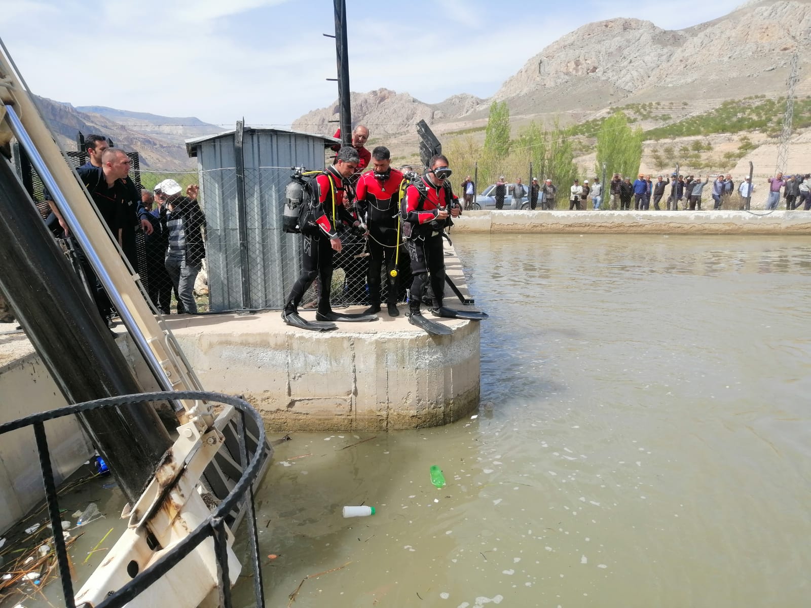 Darende ilçesinin Ilıca Köyünde sulama kanalın da tankerine su doldurmak isteyen 67 yaşındaki Mustafa Akkoyun dengesini kaybederek düştüğü kanalda hayatını kaybetti.