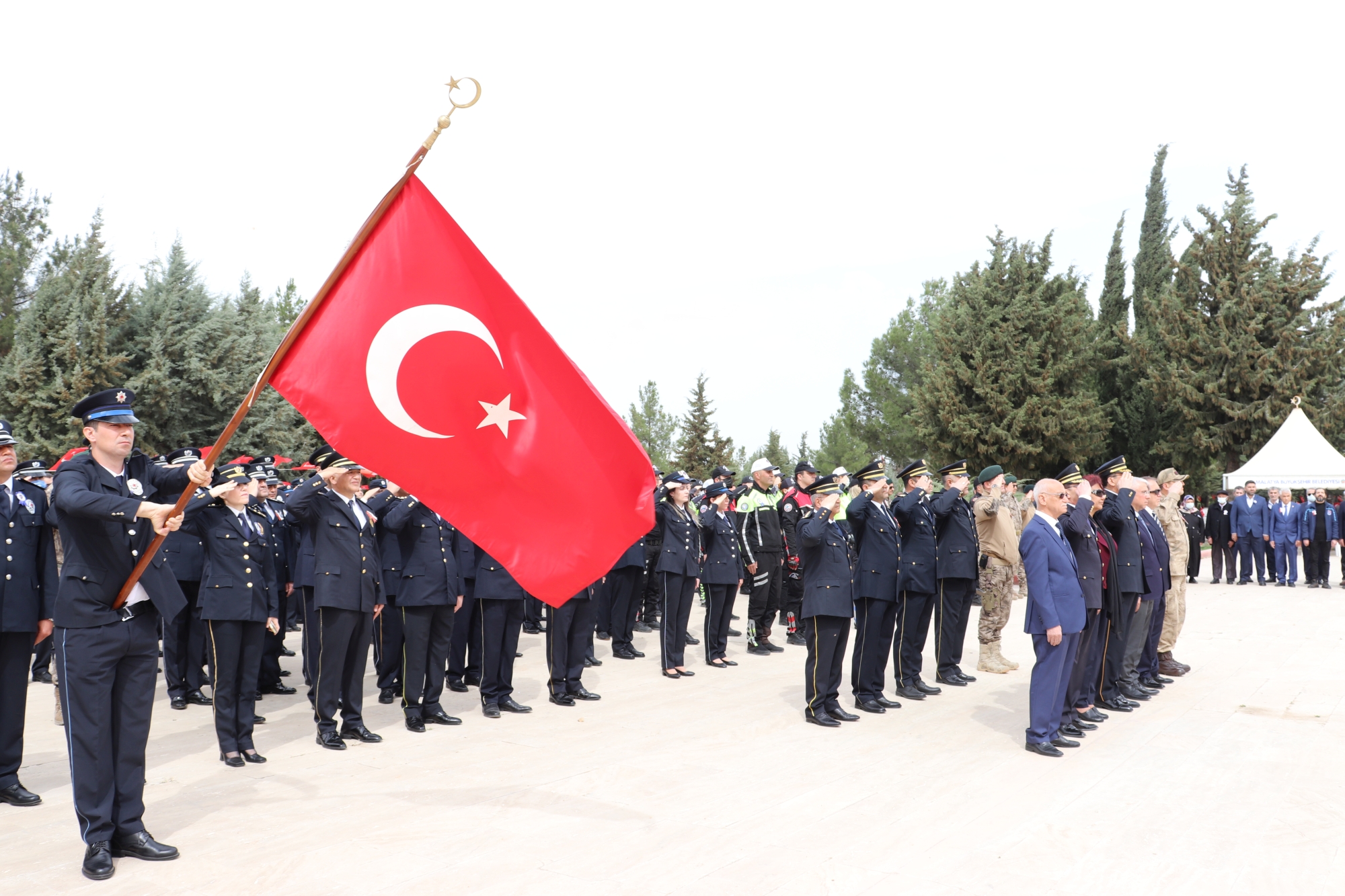 Türk Polis Teşkilatı’nın 177. Kuruluş Yıl Dönümü ve Polis Haftası dolayısıyla ilk tören Malatya Şehitliğinde düzenlendi ve şehitlerin mezarları ziyaret edildi.