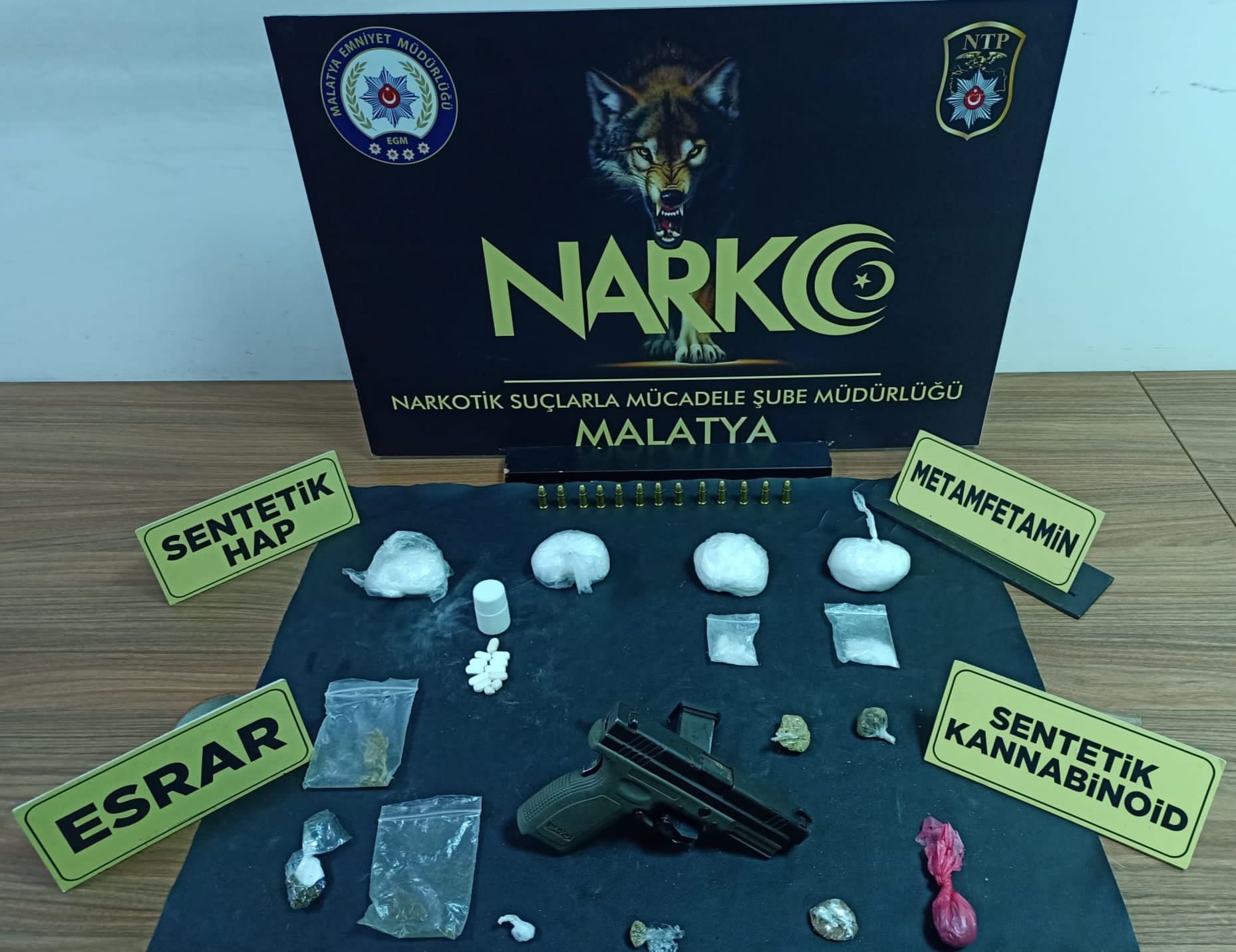 Malatya İl Emniyet Müdürlüğü Narkotik Suçlarla Mücadele Şubesi ekipleri, bir otomobilin özel tertibatla açılan zulasında gizlenmiş uyuşturucu ve silah ele geçirdi. Olayla ilgili olarak 3 şüpheli gözaltına alındı.