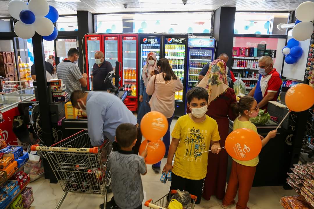 Malatya Büyükşehir Belediyesine bağlı iştiraklerden olan Esenlik Zincir Marketler vatandaşlara bayram alışverişine destek için özel indirime gidildi. 