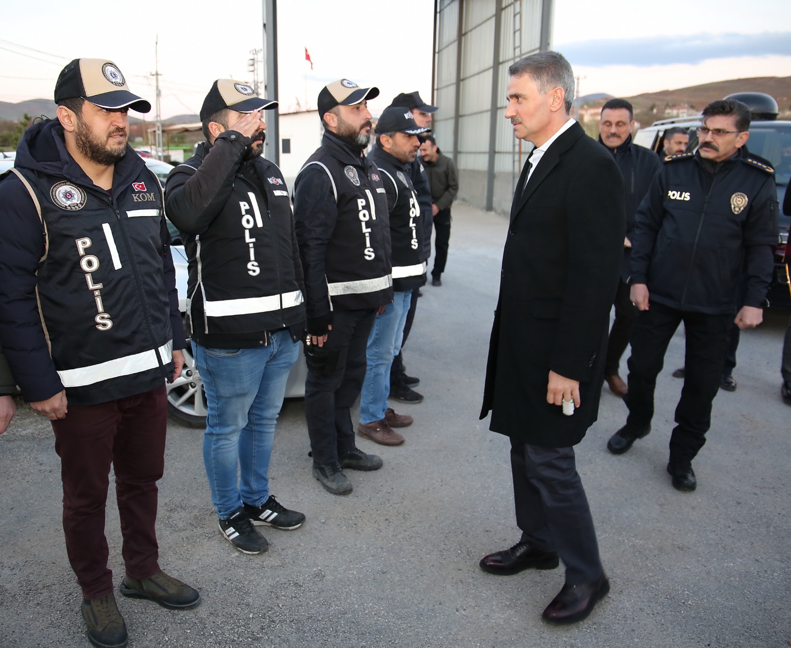 Malatya-Elazığ Karayolu üzerinde bulunan polis kontrol noktasında görev yapan polisler, iftarlarını gelen misafirleri ile birlikte açtılar.