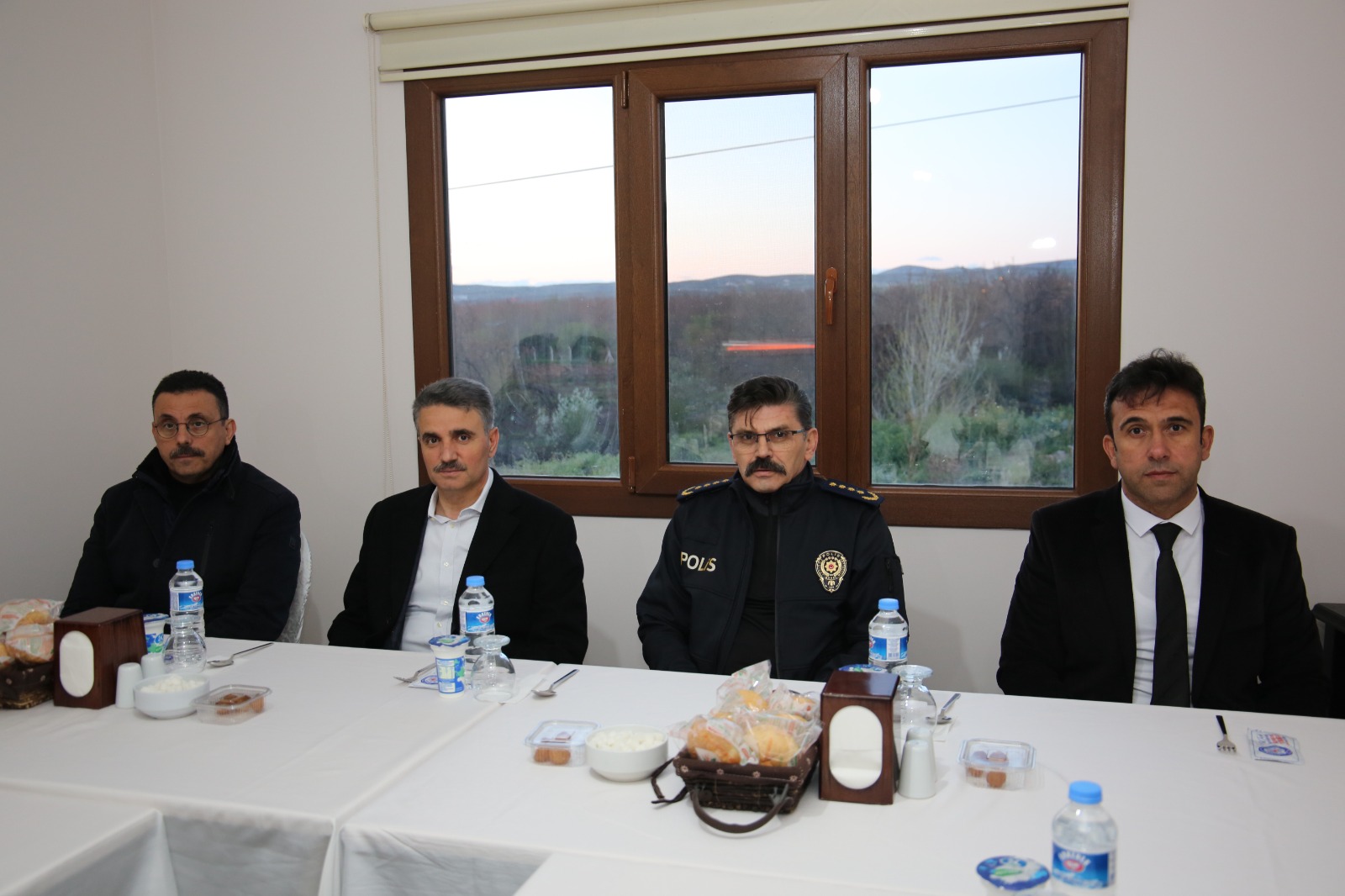 Malatya-Elazığ Karayolu üzerinde bulunan polis kontrol noktasında görev yapan polisler, iftarlarını gelen misafirleri ile birlikte açtılar.