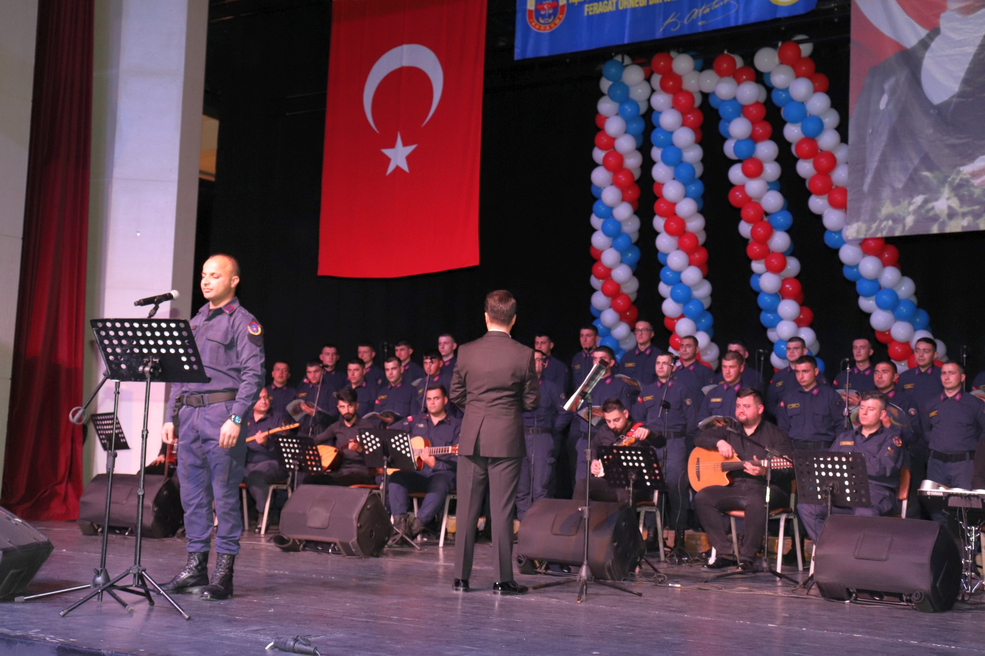 Malatya İl Jandarma Komutanlığı bünyesinde görev yapan jandarma personelinden oluşturulan Jandarma Korusu ilk konserini verdi.