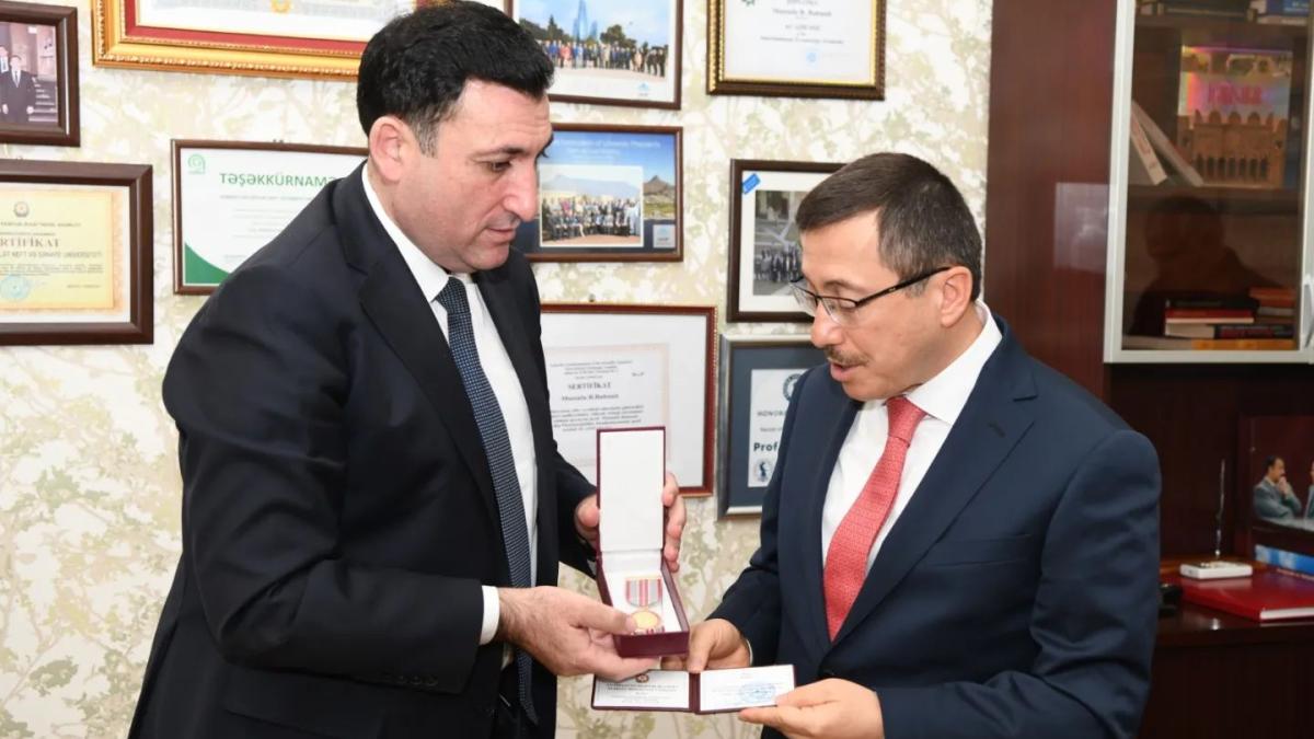 İnönü Üniversitesi Rektörü Prof. Dr. Ahmet Kızılay, Azerbaycan Devlet Petrol ve Sanayi Üniversitesinin 100. yıl dönümü nedeniyle özel devlet ödülü olarak verilen “Azerbaycan Cumhuriyeti Jübile Madalyası”na layık görüldü.