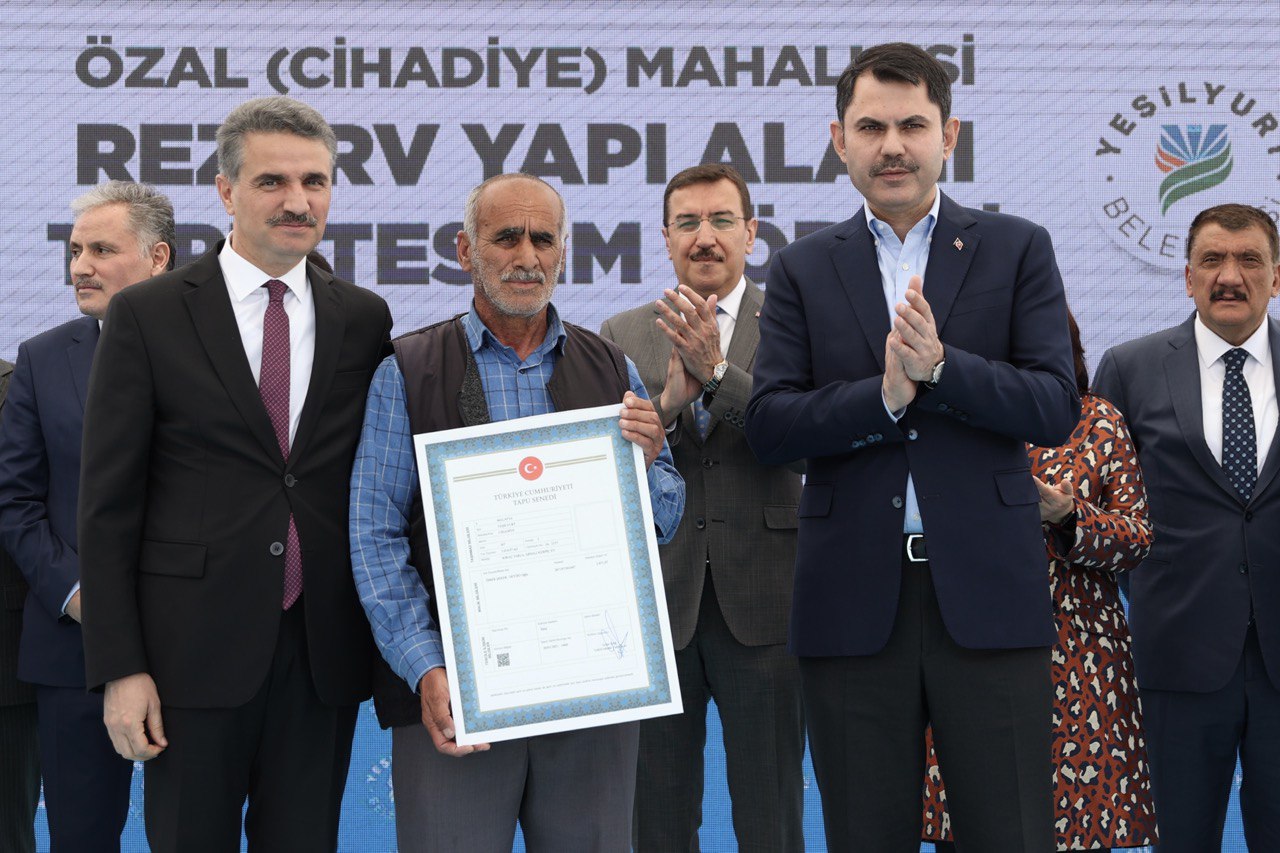 Bir dizi program çerçevesinde Malatya’ya gelen Çevre, Şehircilik ve İklim Değişikliği Bakanı Murat Kurum, Özal Mahallesi Rezerv Yapı Alanı Tapu Teslim Töreni’ne katıldı.